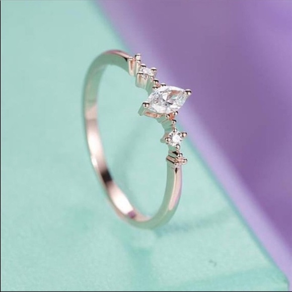 Gorgeous gold triple diamond ring - Picture 2 of 5